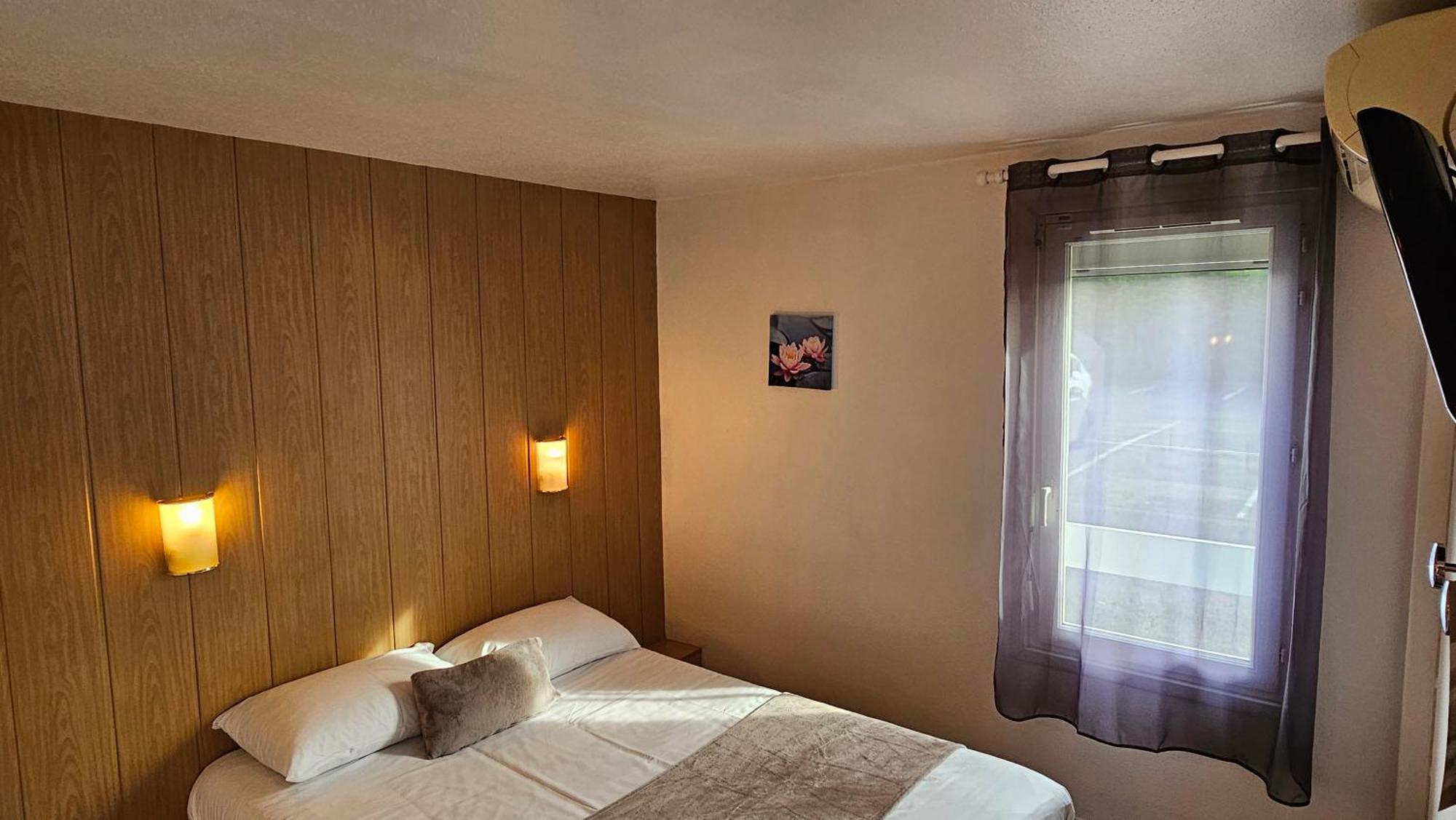 Brit Hotel Essentiel Pau Lescar Exterior photo