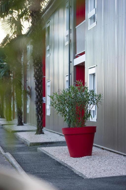 Brit Hotel Essentiel Pau Lescar Exterior photo